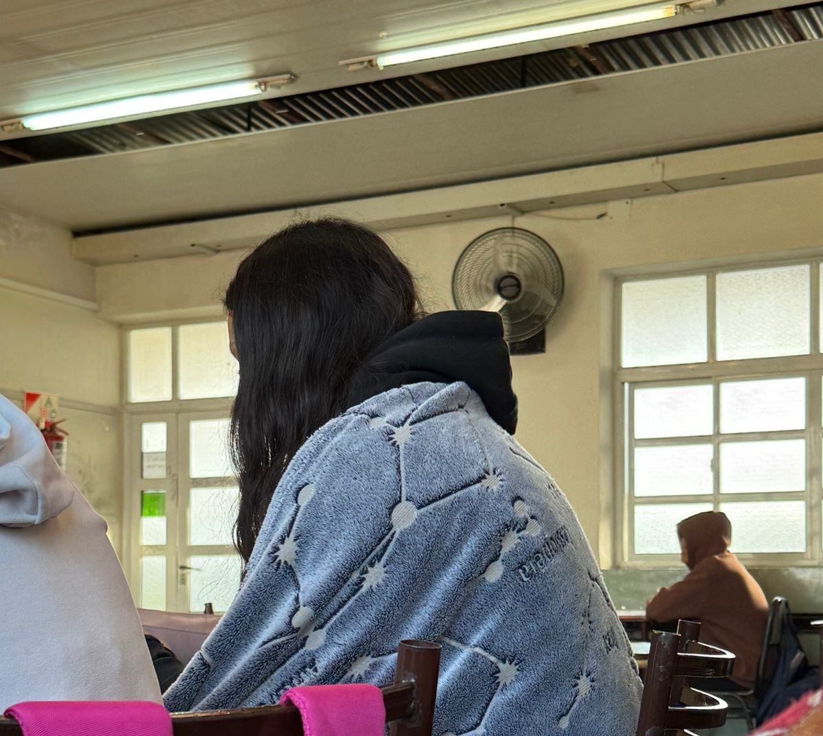 Con frío, envueltos en frazadas y el techo roto: así cursan las clases en la escuela Nº 398 de Funes